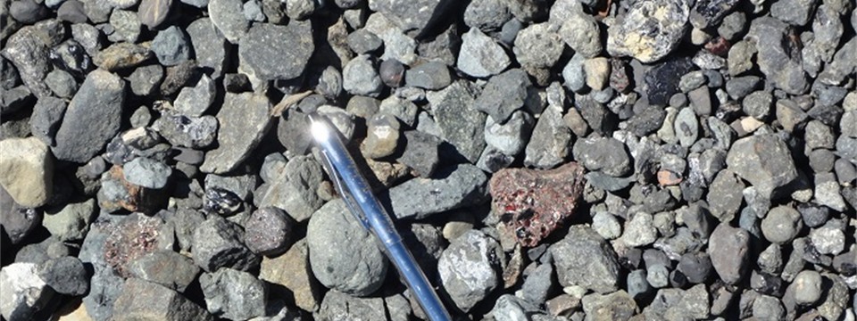 Concentrate from oxidised dump - indicating heavy minerals - ilmenite (black) and garnet (red)